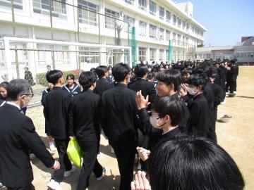 卒業生を見送る在校生の様子