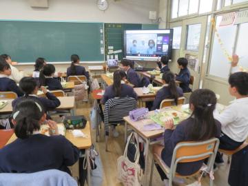 4年生がオンライン食育指導を視聴するようす