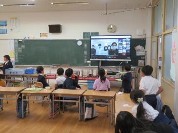 1年生がオンライン食育指導を視聴するようす