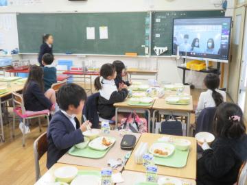 2年生がオンライン食育指導を視聴するようす