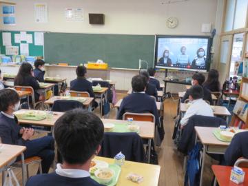 5年生がオンライン食育指導を視聴するようす