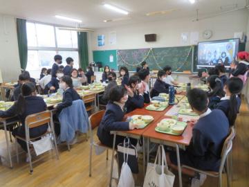 6年生がオンライン食育指導を視聴するようす