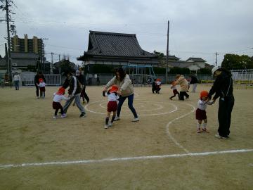 校庭で足を踏まれないように逃げている児童たちの様子