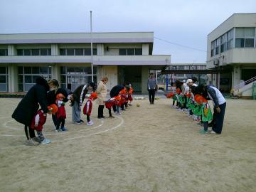園庭で試合の前後にお互いに一礼をしている園児たちの様子