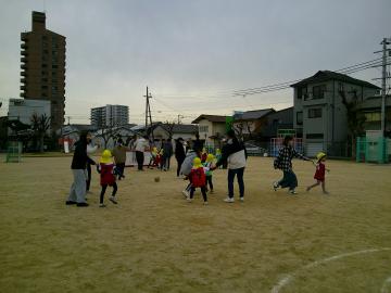 園庭で試合をしている園児たちの様子