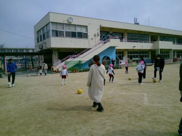 園庭で相手の所に届くようにうまくボールを蹴っている園児たちの様子