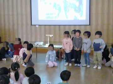 遊戯室で整列して立って発表をする子供たち