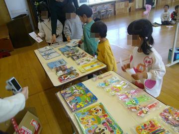 遊戯室でビンゴゲームの景品を選んでいる子供たちの様子