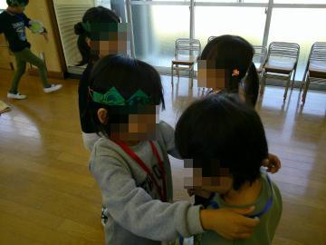 お互いに冠や首飾りのプレゼントをしている子供たちの様子