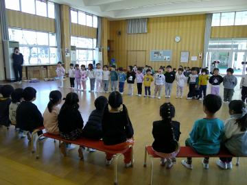 歌のプレゼントを聞いている子供たちとうたっている子供たちの様子