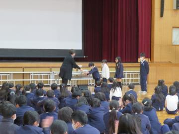 体育館で計算チャレンジの検定証を受け取る1から4年生の学年代表の様子