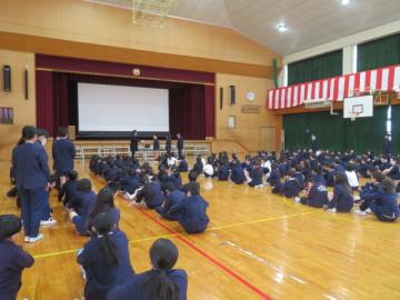 体育館で計算チャレンジ高学年の部で1級と2級合格者の紹介