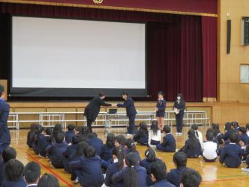 体育館で計算チャレンジの検定証を受け取る高学年1級合格者の様子