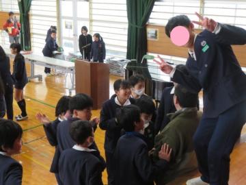 体育館で元担任と歓談する6年生の様子