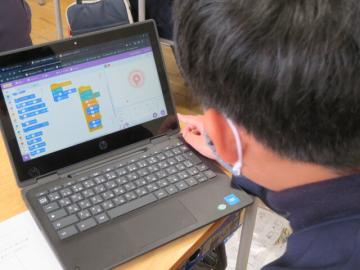 学習用パソコンを使用してプログラミングをする生徒