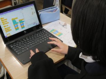 学習用パソコンを使用している生徒