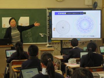 電子黒板のモニターを使って昨年度の5年生の作品を紹介する校長