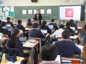 5年生にプログラムの保存方法を説明する校長