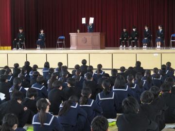 体育館の壇上で立候補者が公約を述べる様子