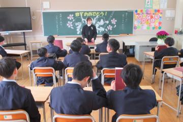 6年2組で担任の先生が教室で児童にお話ししている様子