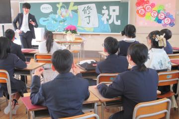 6年1組で担任の先生が教室で児童にお話ししている様子