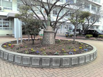 校門の前の花壇のようす