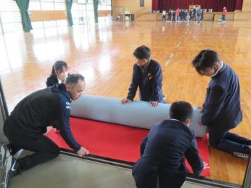 体育館にレッドカーペットをしく5年生