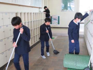 卒業式に向けて児童玄関の掃除をする4年生