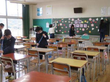 卒業式に向けて6年生教室を飾る5年生