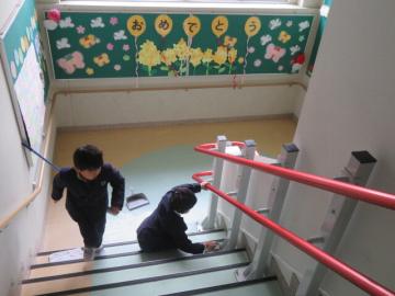 卒業式に向けて階段の掃除をする4年生