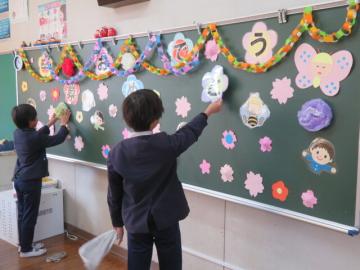 みつばち教室の黒板をかざる5年生
