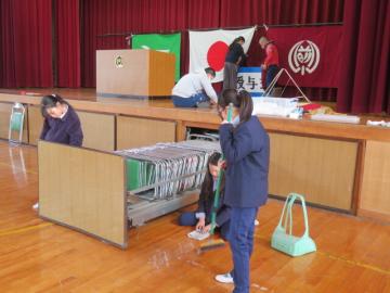 舞台まわりのそうじに励む5年生