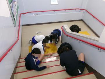 校舎内の階段を掃除している生徒たちの様子