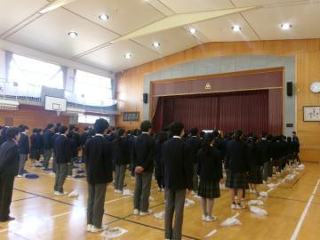 体育館で生徒たちが校歌を歌っている様子