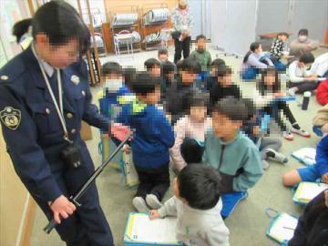装備品を見せていただく様子