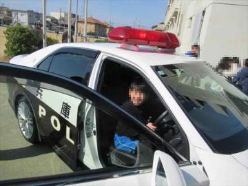 パトカーに乗せていただく様子