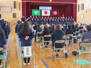 体育館で卒業式門出の言葉をフロアから見守る5年生6年保護者