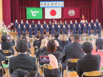 体育館で6年生卒業式の晴れの姿を撮影する6年保護者