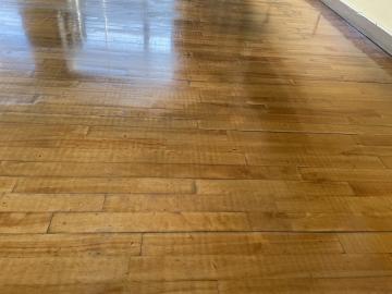 ワックスをかけてテカテカになった教室の床