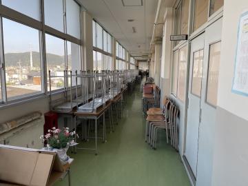 教室にあったものを廊下に置き、机と椅子でいっぱいになった廊下のようす