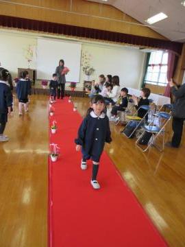 終業式が終わり、遊戯室のレッドカーペットを通り退場する様子