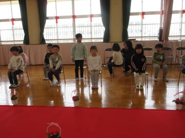 修了式で、1年間の思いでを一人一人言っている園児たちの様子