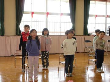 修了式で歌う歌をみんなで歌っている園児たちの様子