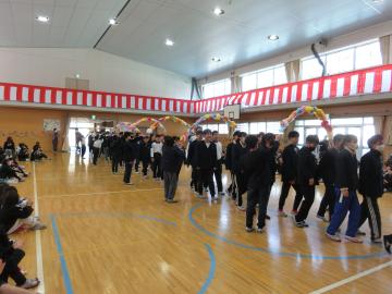 6年生が体育館に入場しているところ