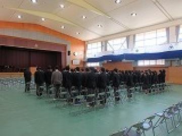 体育館で卒業式の練習を行う2年生の生徒たちの様子