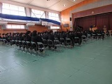 体育館で、3年生と合同で卒業式の練習をする2年生の生徒たちの様子