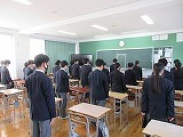 教室で起立し、黙とうをする2年生の生徒たちの様子