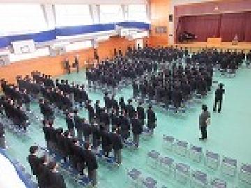 体育館で卒業式の予行を実施する生徒たちの様子