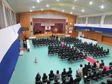 体育館で卒業証書授与に参加する生徒や参加者たちの様子