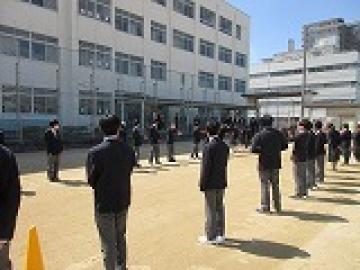 グラウンドに整列し、花道を作る2年生の生徒たちの様子